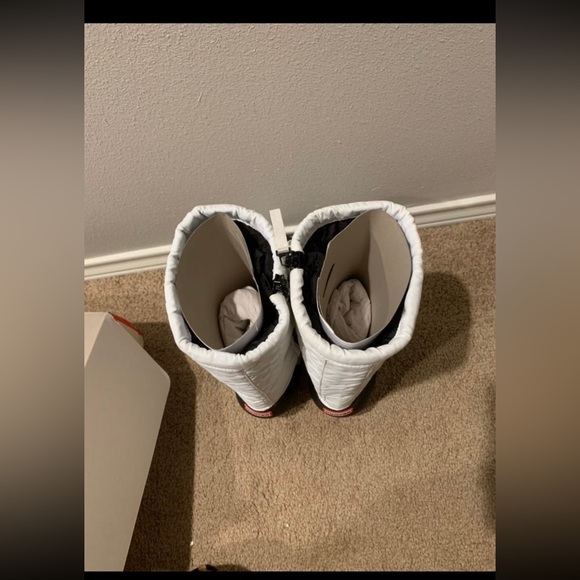 White Hunter Snow Boots - Picture 5 of 12